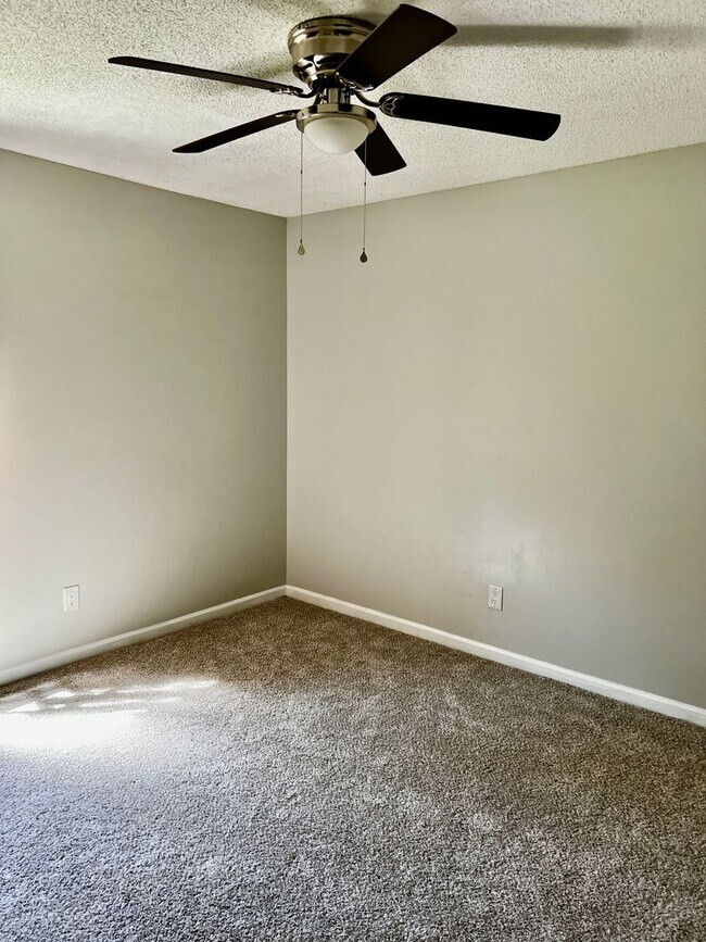 Building Photo - 3/2 with fenced in yard!