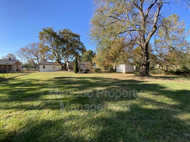 Building Photo - 1705 Bragg Rd