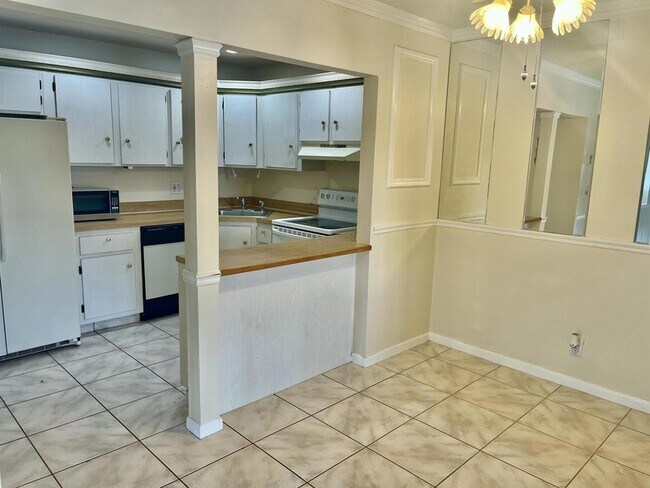 Building Photo - 536 Shady Pine Way