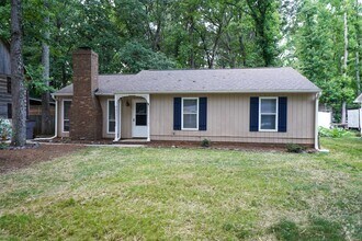 Building Photo - E. Charlotte - 3br 2ba Ranch w/Sunroom