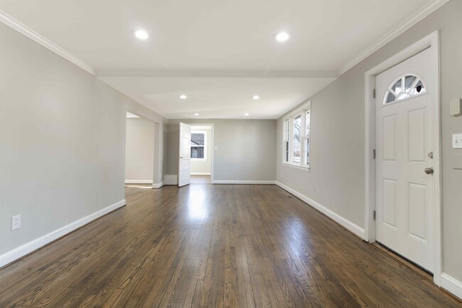 Building Photo - Central Spacious Rockville Metro 5 BR Single Family Home Pets Welcome