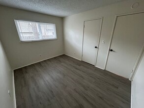 Building Photo - $500 OFF SPECIAL! Beautiful, PET-FRIENDLY upgraded duplex home with massive, private fenced backy...