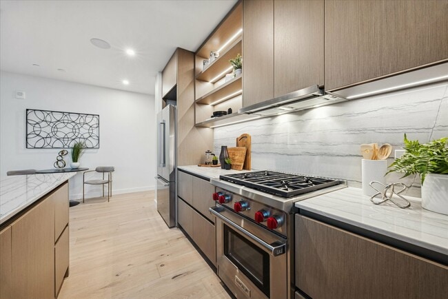 Building Photo - 610 Davis St