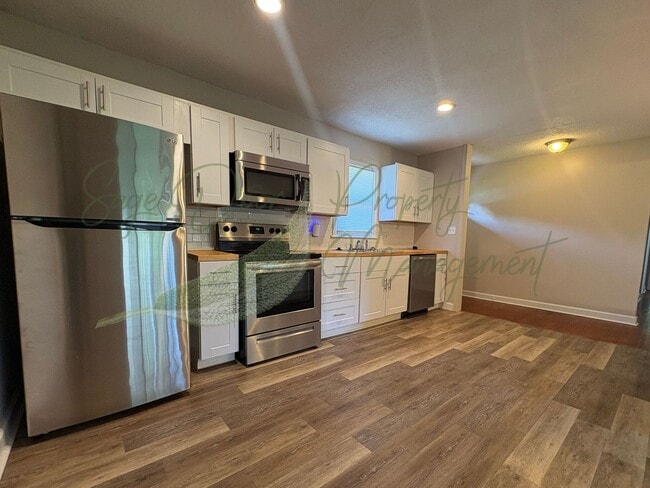 Building Photo - SINLGE FAMILY HOME IN RAYTOWN!!!