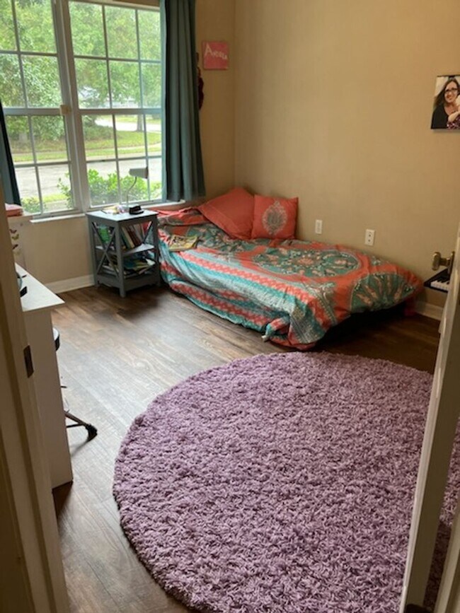Building Photo - 4BR/2BA in Sorrento with large, fenced-in ...