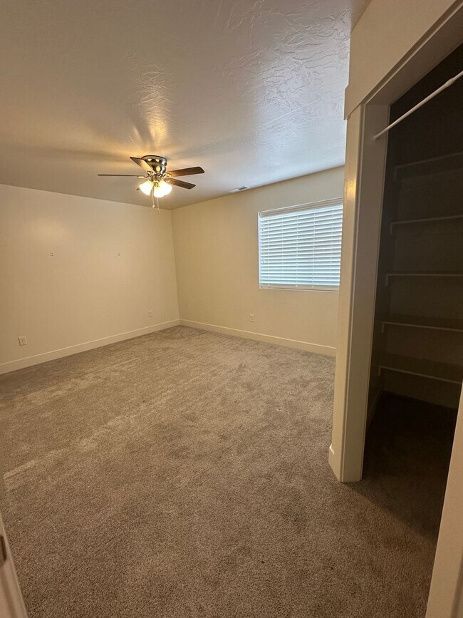 Building Photo - Charming Townhome