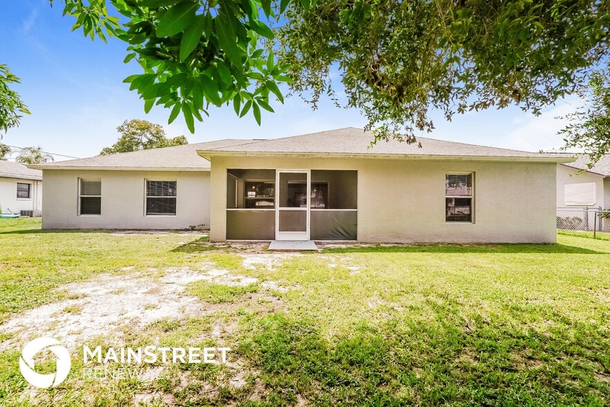 Building Photo - 3720 SW 6th Ave