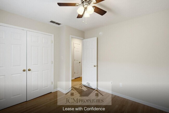 Building Photo - 700 Cottonwood Dr