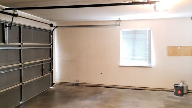 Building Photo - 2 bedroom 2 bath with a garage