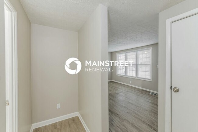 Building Photo - 3 Bedroom Pet-Friendly Home in Louisville, KY with Main Street Renewal