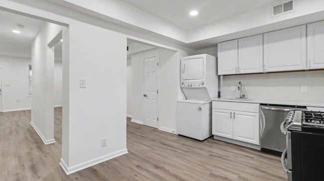 Building Photo - 1028 Kenyon St NW