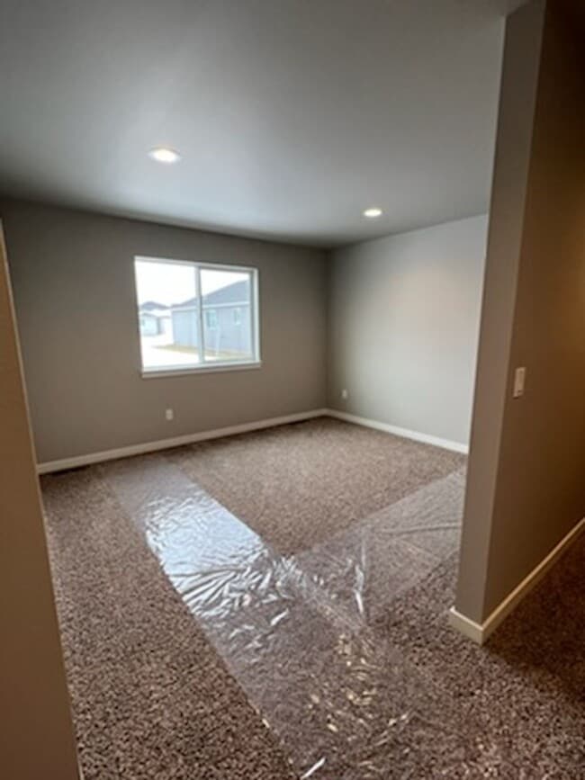 Building Photo - Luxury 3 bedroom, 2 bath home with double garage!