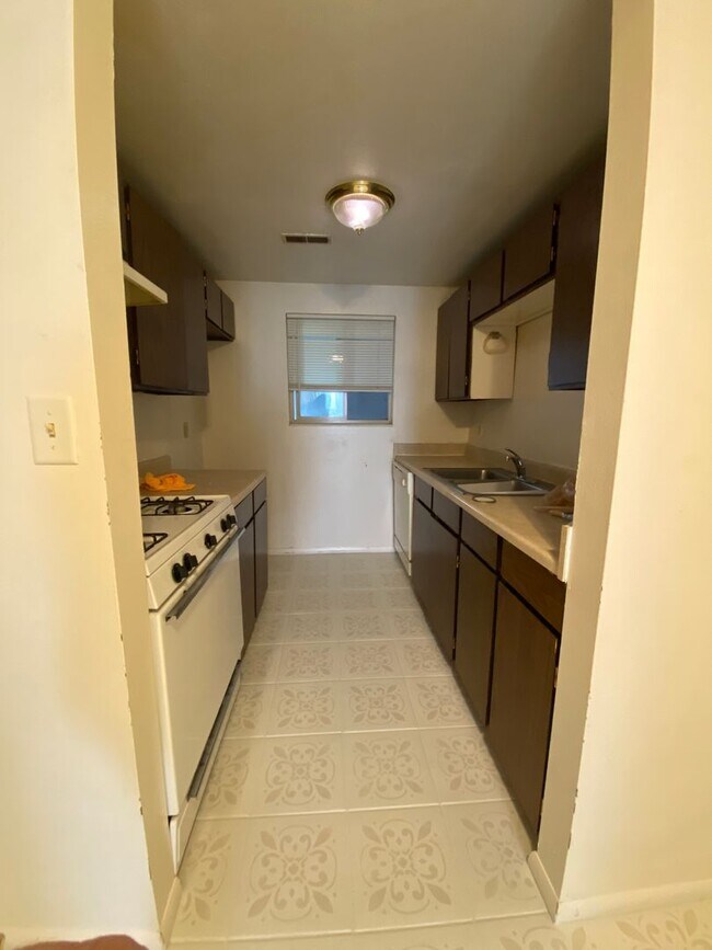 Building Photo - Contract Sale! 1B/1B Pet Friendly Apartment South of BYU