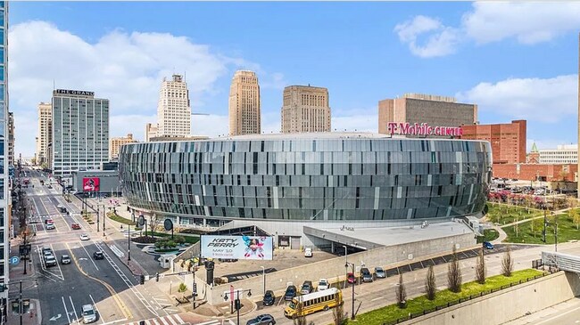 Building Photo - 524 W 10th St