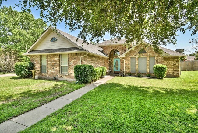 Building Photo - Beautiful Home on Mature Tree'd Lot  in We...