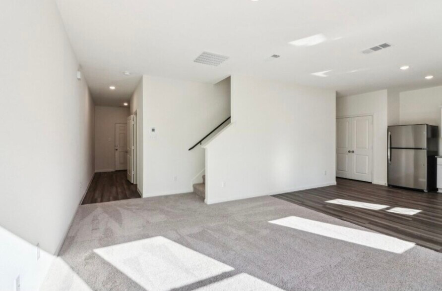 Building Photo - 998 Delta Cres