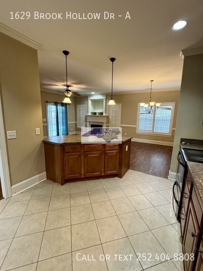 Building Photo - 1629 Brook Hollow Dr