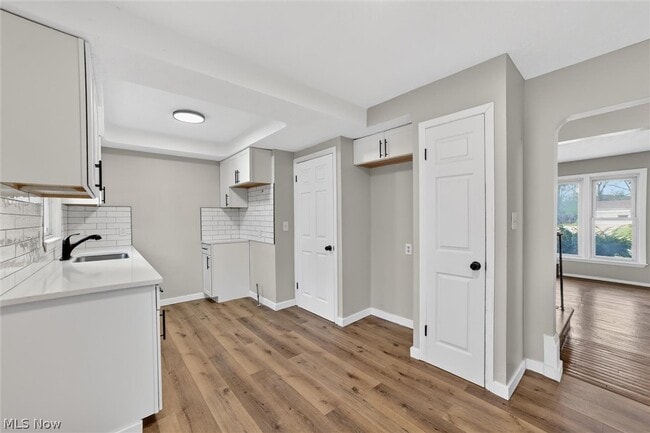 Building Photo - 303 S Green Rd