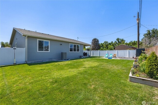 Building Photo - Like-New 3 bed 2 bath w/ Garage