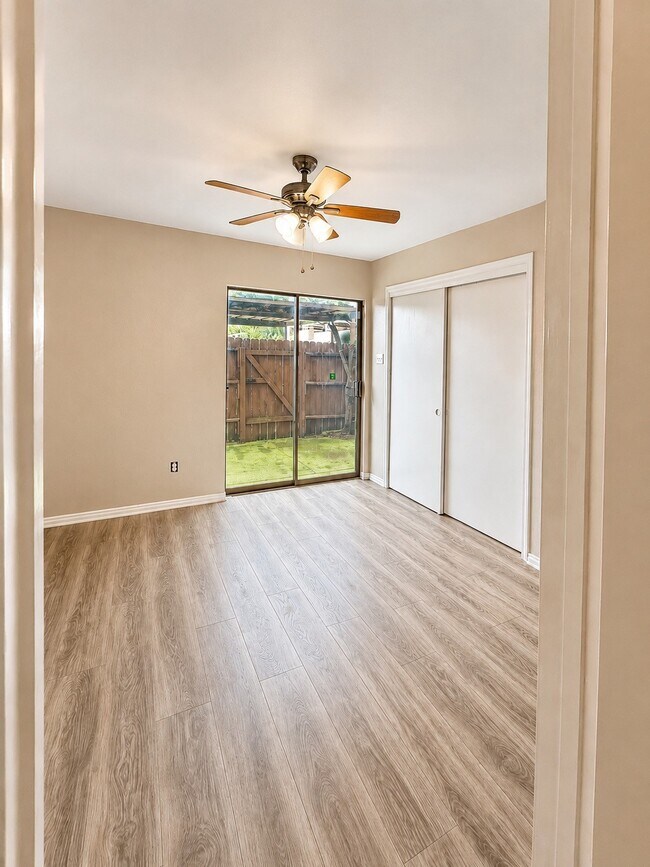 Building Photo - 7854 Green Lawn Dr