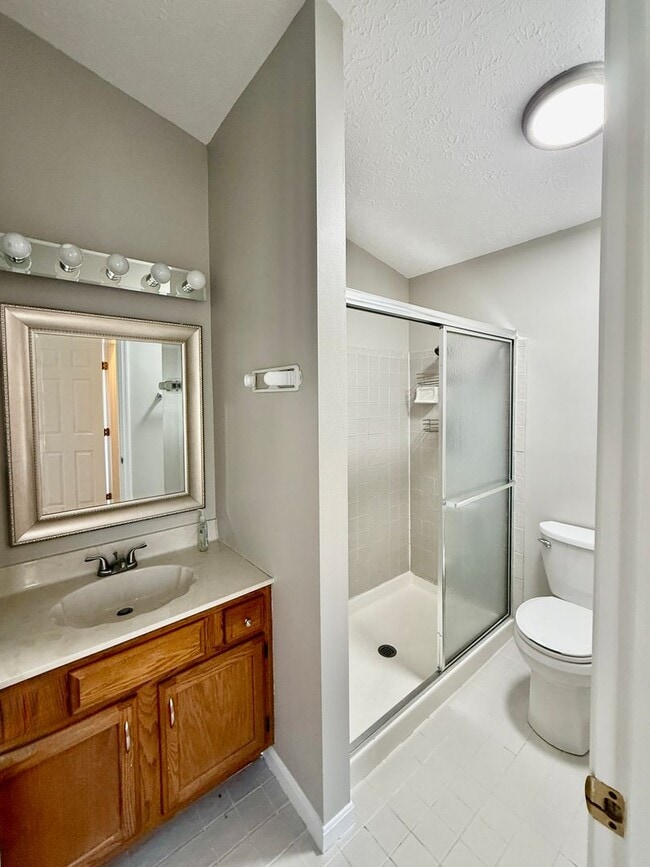 Building Photo - Spacious and Convenient 2 Bedroom Condo in...