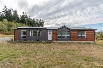 Building Photo - 3 Bed 2 Bath Pet Friendly Home