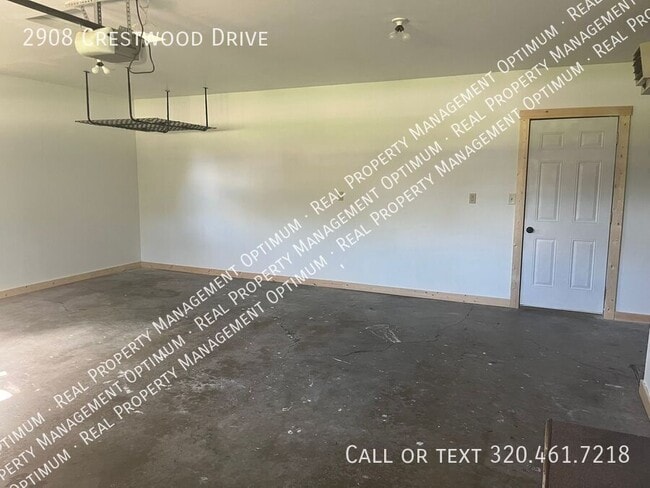Building Photo - 2908 Crestwood Dr NE