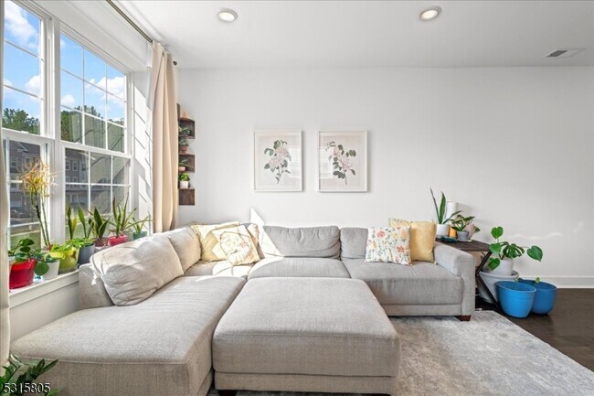 Building Photo - 33 Veterans Wy