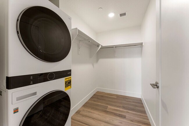 Building Photo - 302 S Divario Cyn Dr