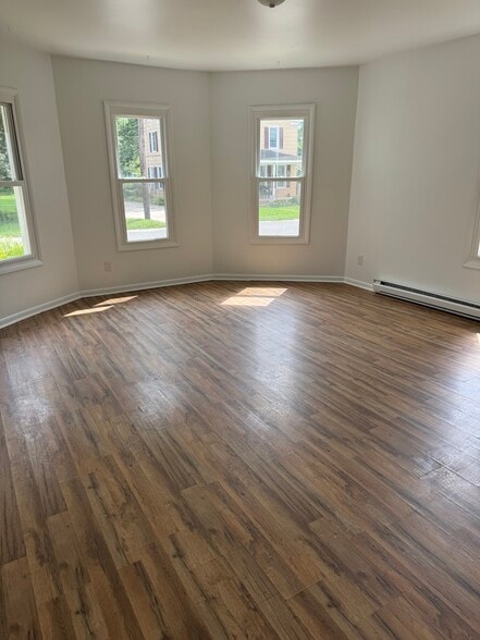 Living room - 211 Greenridge Rd