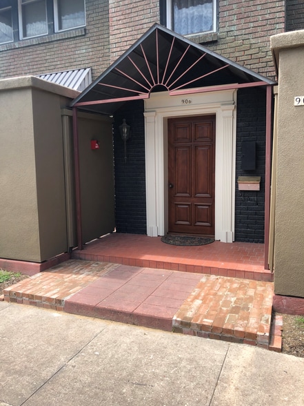 Primary Photo - 906 Oakley St