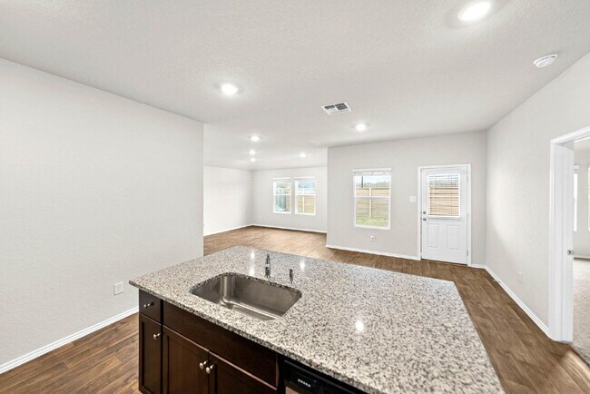 Building Photo - 1 MONTH FREE RENT WITH 18 - 24 MONTH LEASE!!! AVAILABLE THROUGH MARCH ONLY!