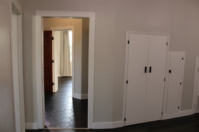 Building Photo - 4 Bedroom, 1 Bathroom Home in Bow!