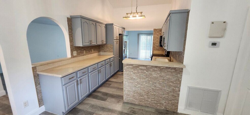 Building Photo - 301 SW Whitmore Dr