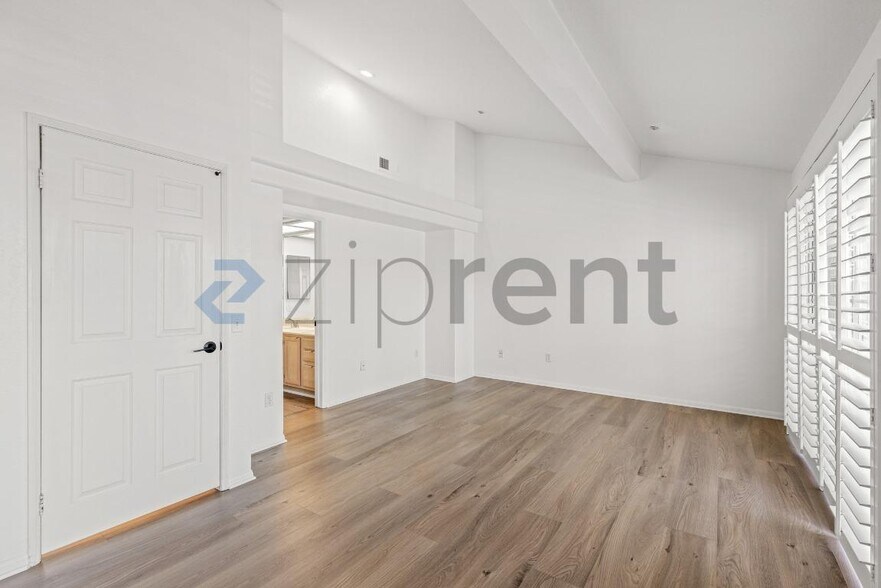 Building Photo - Unit