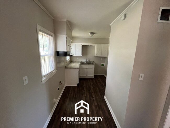 Building Photo - Charming 3BR/1BA Memphis Rental with Hardwood Floors & Open Kitchen!