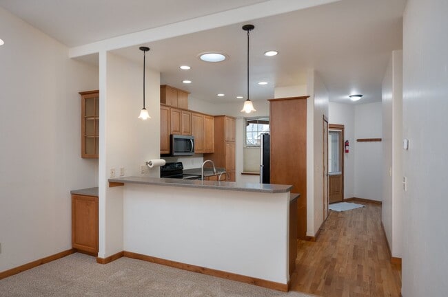 Building Photo - 3 Bedroom, 2 Bath Condo