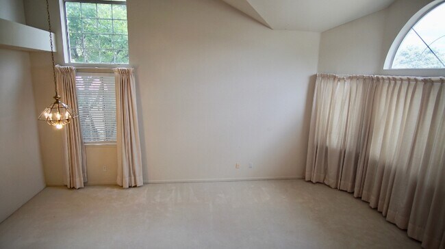 Building Photo - 1323 Chessington Dr