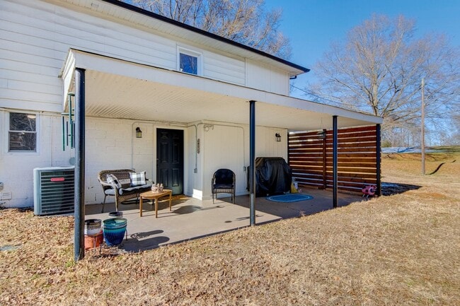 Building Photo - Fully Furnished Modern 3 bedroom Home!