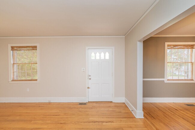 Building Photo - Charming 3-bedroom/2-bath single-family ho...