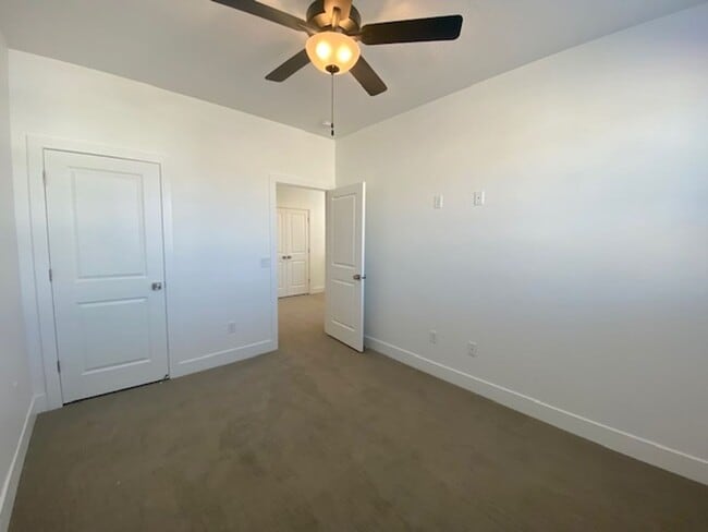Building Photo - DARLING TOWNHOME FOR RENT!