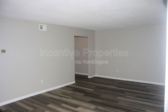 Building Photo - 4176 Versailles Dr