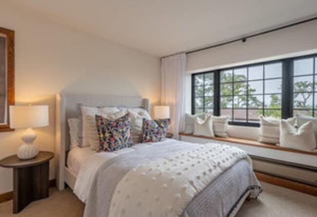 Building Photo - 1 Bed Condo in the Heart of Carmel-by-The-...