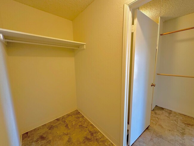Building Photo - $500 OFF FIRST MONTH RENT - 1 Bed 1 Bath Available in Watergate Complex of Emeryville!!!