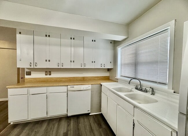 Building Photo - 740 Lawn Dr