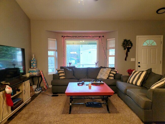 Building Photo - 3 Bedroom Home in convenient Poulsbo location!