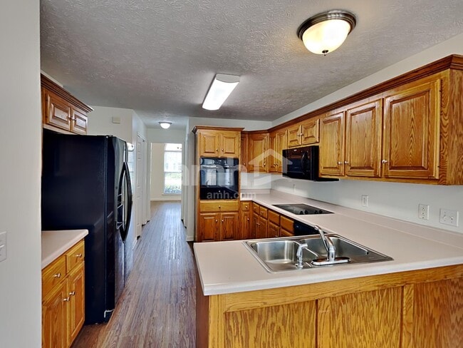 Building Photo - 204 Creekwood Dr