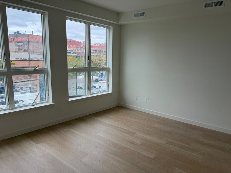 Building Photo - 3112 Emmons Ave