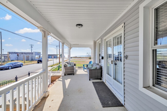 Building Photo - 12 East Ave