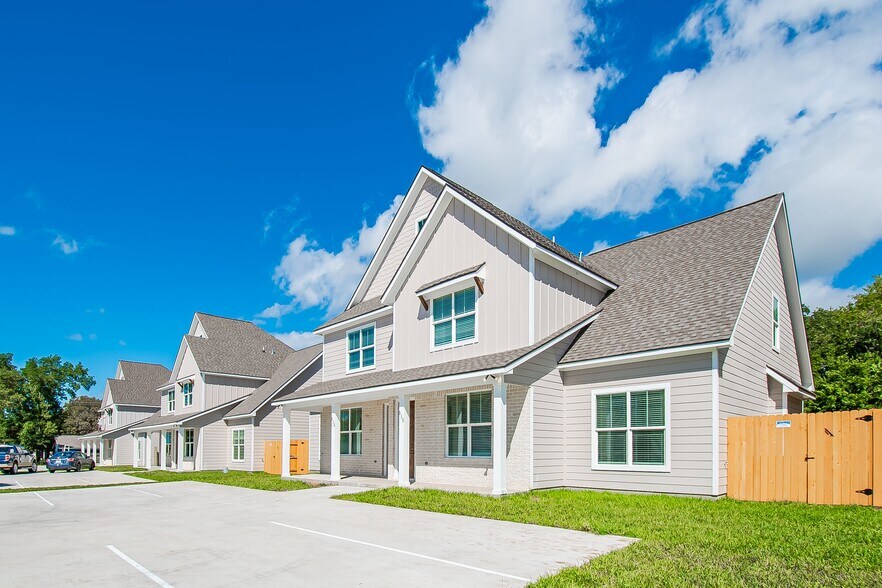Building Photo - 511 Dominik Dr